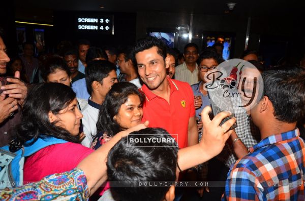 Randeep Hooda meets fans at Screening of Sarbjit for Firefighters! (406936)