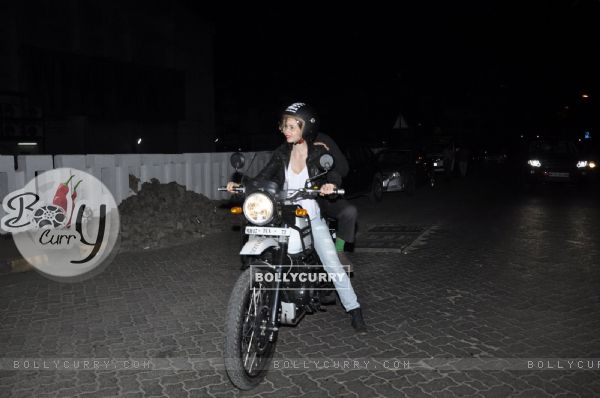 Screening of 'Waiting': Kalki - Naseeruddin arrives on Bike! (406957)