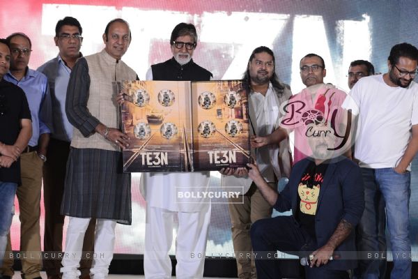 Vishal Dadlani, Amitabh Bachchan, Clinton Cerejo and Ribhu Dasgupta at Song Launch of 'TE3N' (407115)