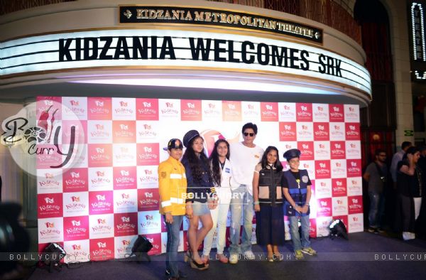 Shah Rukh Khan has a blast with Children at 'KIDZANIA' Mumbai