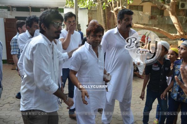Rajpal Yadav at Actor Raza Khan' s Funeral