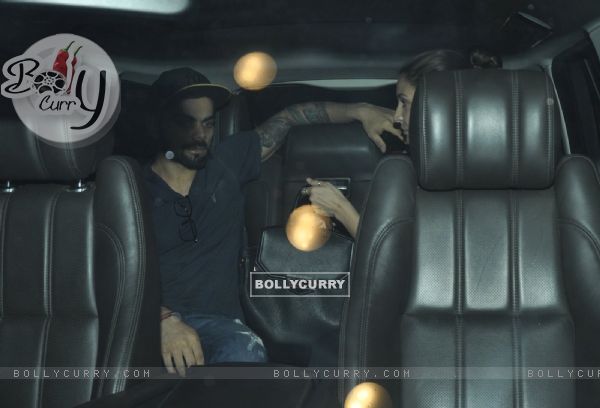 Virat Kohli Drops Anushka Sharma at Airport !
