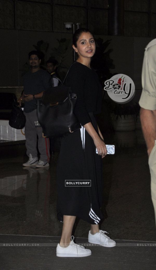 Virat Kohli Drops Anushka Sharma at Airport !