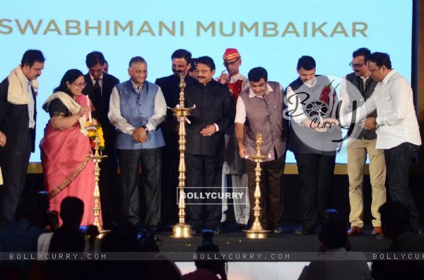 Maha. CM Devendra Fadnavis, Vivek Oberoi and Nitin Gadkari at Swabhiman Mumbaikar Event