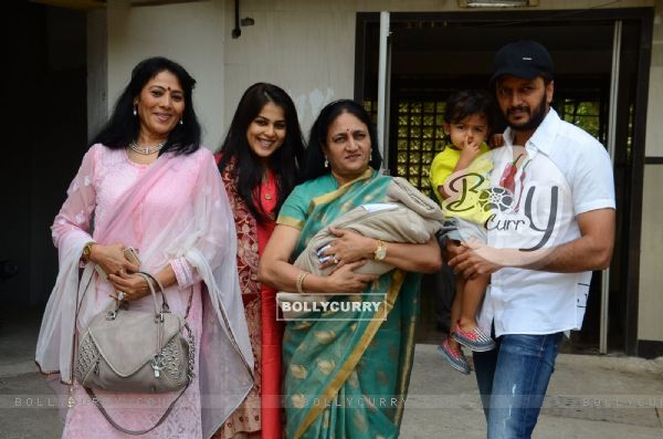 All smiles: Genelia D'souza gets discharged, snapped with Riteish, Riaan & family members!
