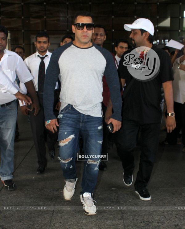 Airport Diaries: Everyone's favourite Salman Khan!