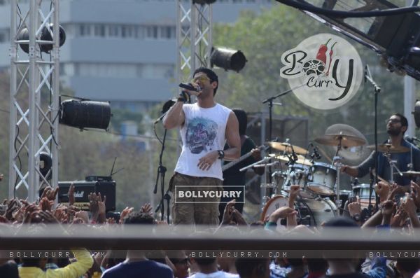 Farhan Akhtar Shoots for Live Performance Scene of Rock on 2! (408268)