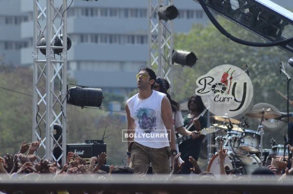 Farhan Akhtar Shoots for Live Performance Scene of Rock on 2! (408269)