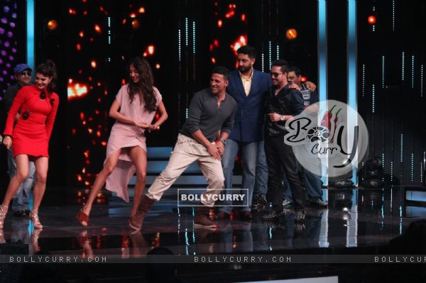 Housefull 3 Cast Dance on the beats of 'Taang Uthake' on Sa Re Ga Ma Pa for Promotions!