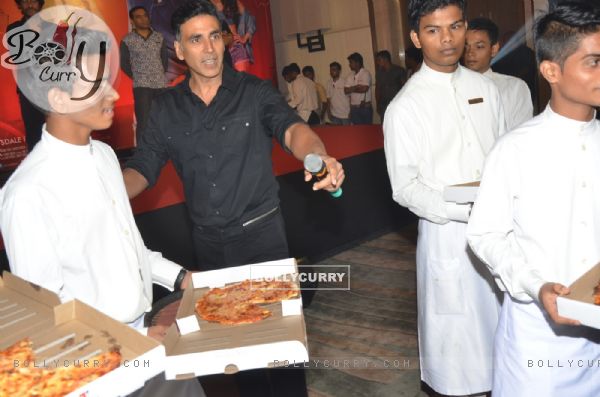 Akshay Kumar asks to serve Pizzas to Media people at Housefull 3 Success Meet!