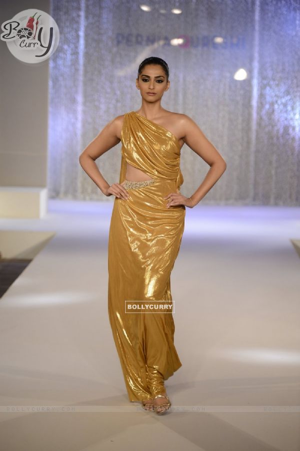 Sonam Kapoor Sizzles in gold at The Pernia Qureshi Show!