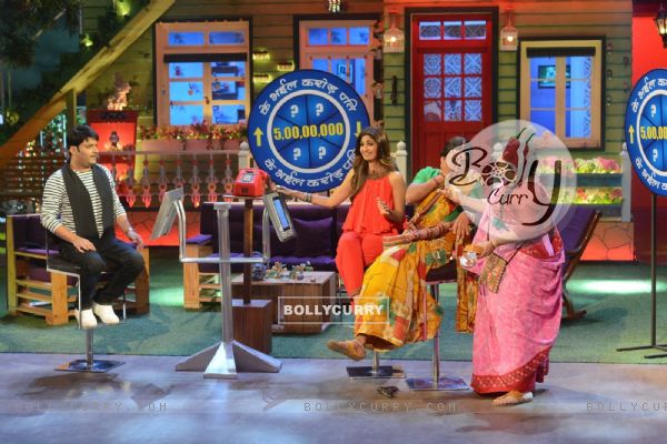 Shilpa Shetty with Kapil Sharma, Sunil Grover and Kiku Sharda on The Kapil Sharma Show
