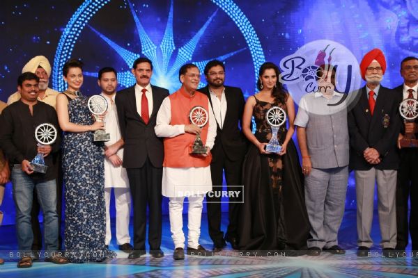 Kangana Ranaut and Sania Mirza at CNN IBN Awards