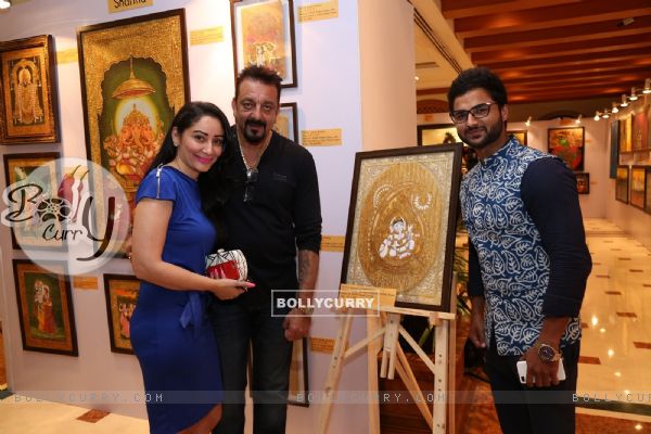 Manyata Dutt and Sanjay Dutt with Suvigya Sharma at Nargis Dutt Foundation's Art Event