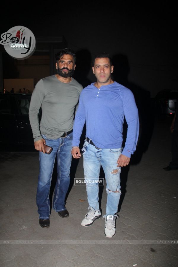 Salman Khan Snapped with Suniel Shetty!