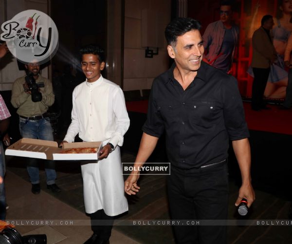 Akshay Kumar Distributes Pizza at 'Housefull 3' Success Meet