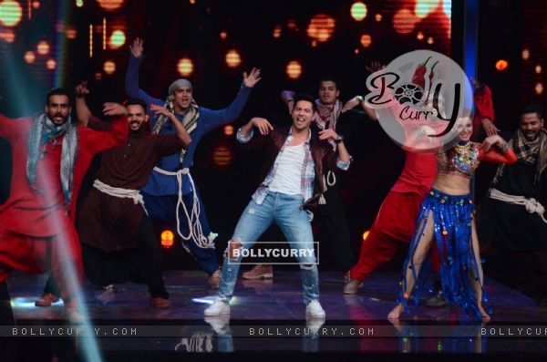 Varun Dhawan Promotes 'Dishoom' on Sa Re Ga Ma Pa 2016 (409070)