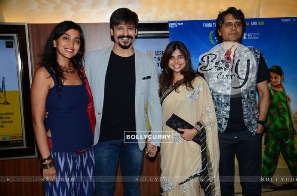 Vivek Oberoi with wife Priyanka, filmmaker and costume designer Elahe Hiptoola and  Nagesh Kukunoor (409131)