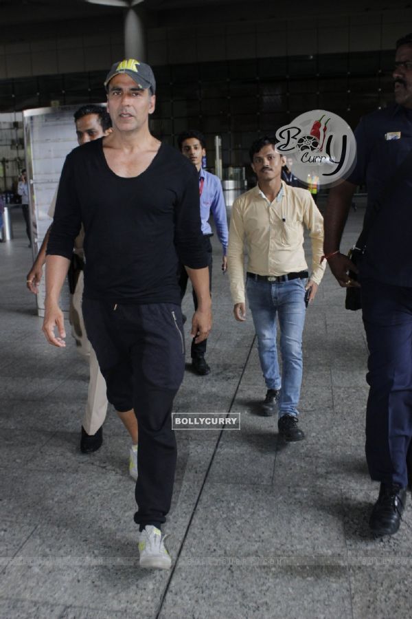 Akshay Kumar Snapped at Airport