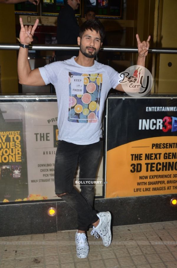 Shahid Kapoor Vists PVR Theatre to watch Audience's Reaction for Udta Punjab (409376)