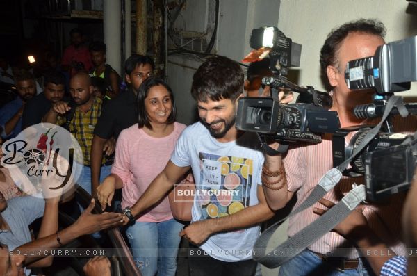 Shahid Kapoor Vists PVR Theatre to Watch Audience's Reaction for Udta Punjab (409384)
