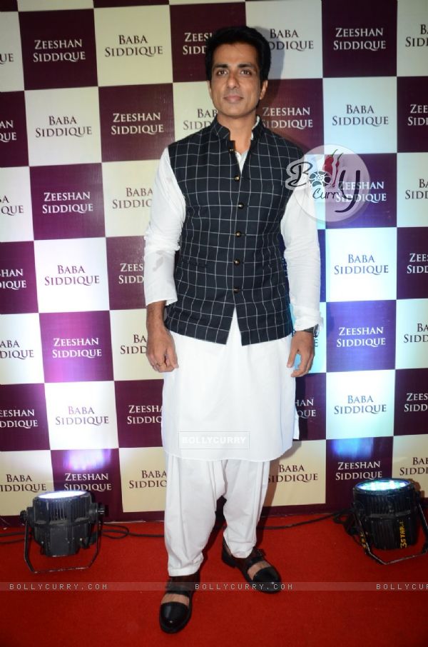 Sonu Sood at Baba Siddique's Iftaar Party 2016