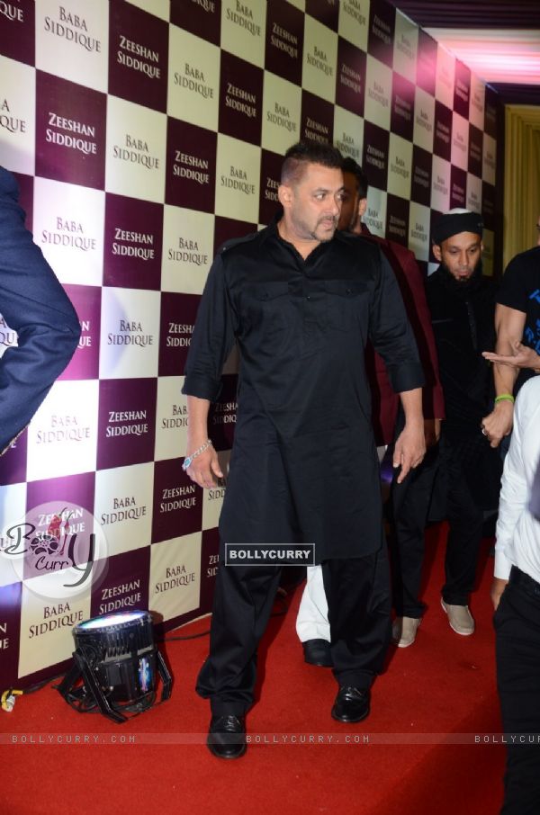 Salman Khan at Baba Siddique's Iftaar Party 2016