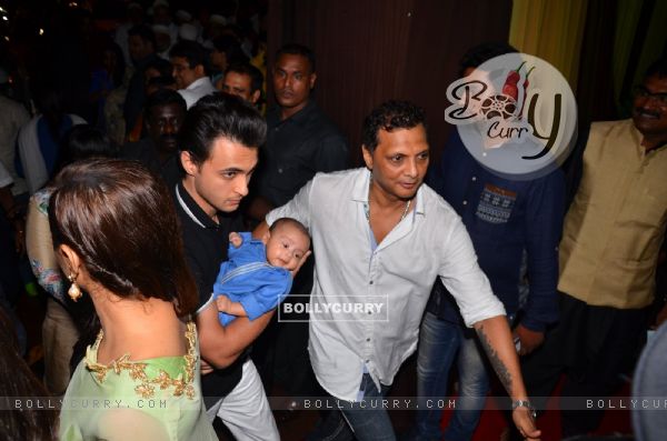 Aayush Sharma with Baby Ahil at Baba Siddique's Iftaar Party 2016