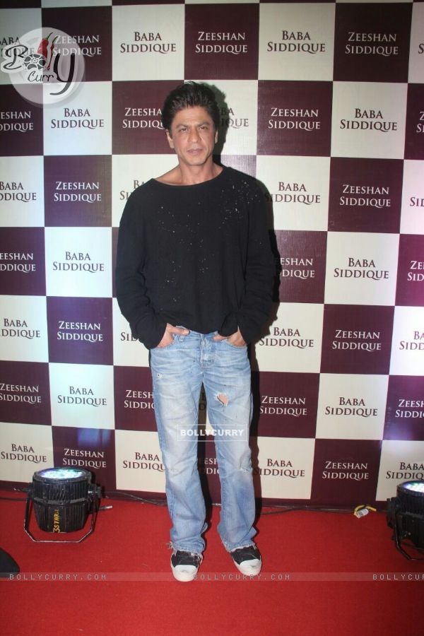 Shah Rukh Khan at Baba Siddique's Iftaar Party 2016