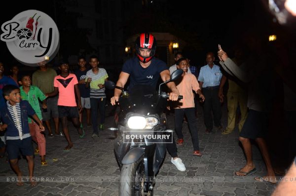 Sushant Singh Rajput arrrives on bike at Karan Johar's Bash
