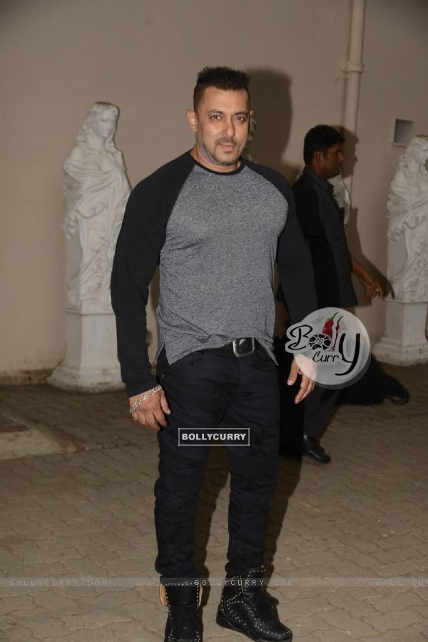 Salman Khan Pose for 'SULTAN' Photoshoot ! (409566)
