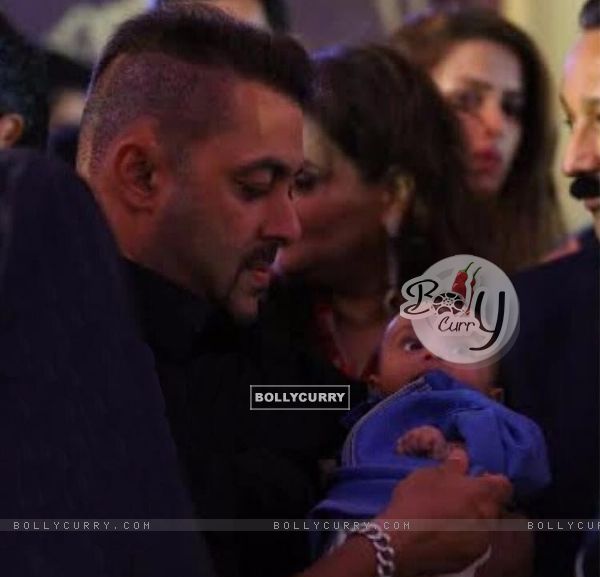 Salman Khan holding baby Ahil at Baba Siddique's Iftaar Party