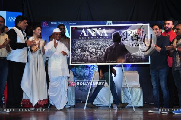 Tanishaa Mukerji with Anna Hazare at Film Launch of 'Anna'