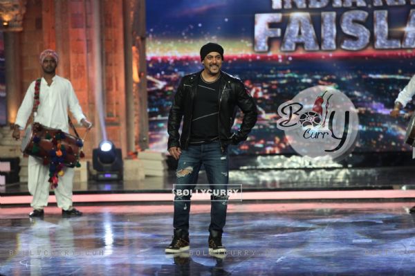 Salman Khan Promotes 'Sultan' on the sets of 'India's Got Talent 7' (410546)
