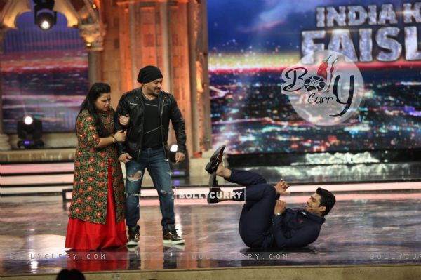 Bharti Singh, Salman Khan and Siddharth Shukla Promotes 'Sultan' on the sets of 'India's Got Talent' (410552)