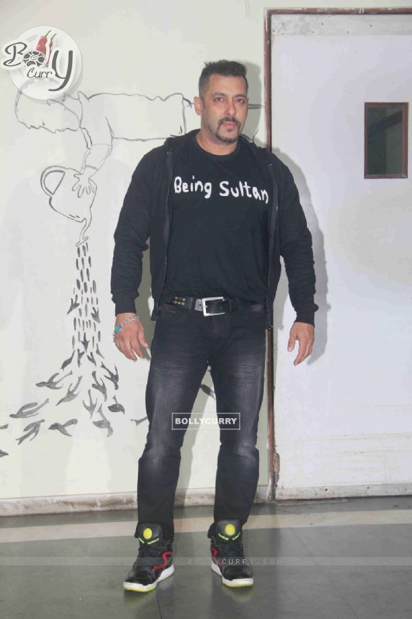 Salman Khan Attends Daisy Shah's Debut Play 'Begum Jaan'