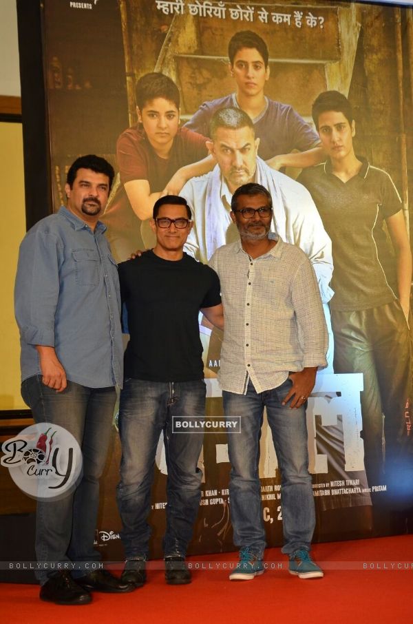 Aamir Khan and Siddharth Roy Kapur at Poster Launch of 'Dangal' (411017)