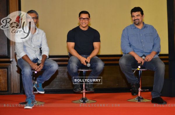 Aamir Khan and Siddharth Roy Kapur at Poster Launch of 'Dangal' (411018)