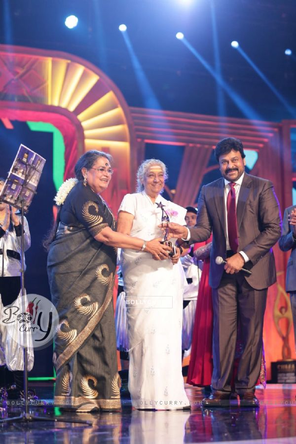Usha Uthup and Chiranjeevi at SIIMA Awards 2016