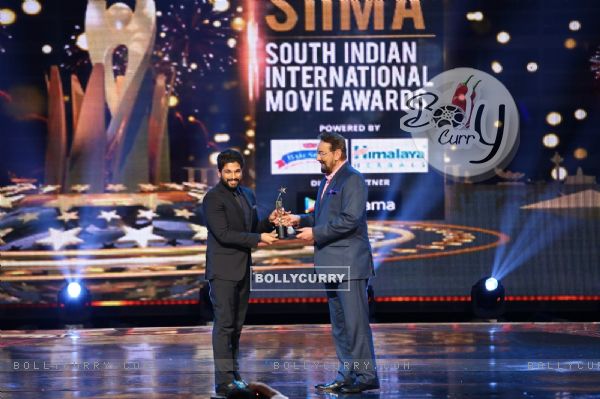 Allu Arjun at SIIMA Awards 2016
