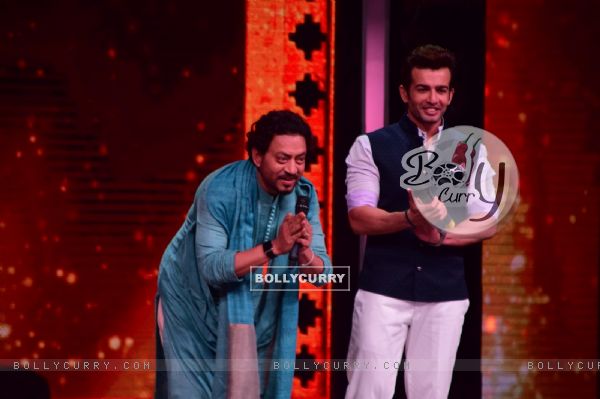 Jay Bhanushali and Irrfan Khan posing at Promotions of 'Madaari' on ZEE TV - Sa Re Ga Ma Pa 2016 (411242)