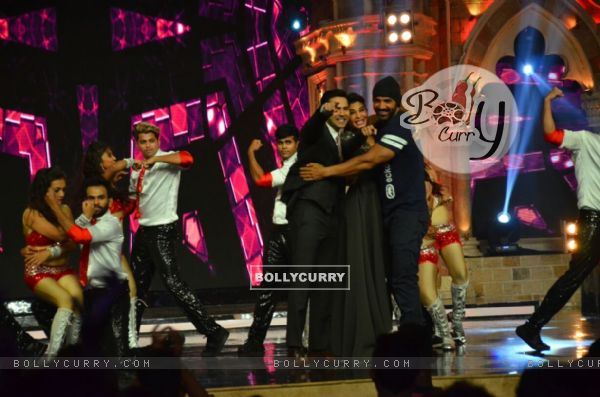 Varun Dhawan, Jacqueline Fernandes and John Abraham Promotes 'Dishoom' on India's Got Talent (411325)