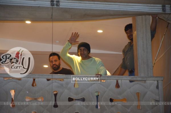 Salman khan celebrates EID 2016 with his body guard Shera at Galaxy Appartment