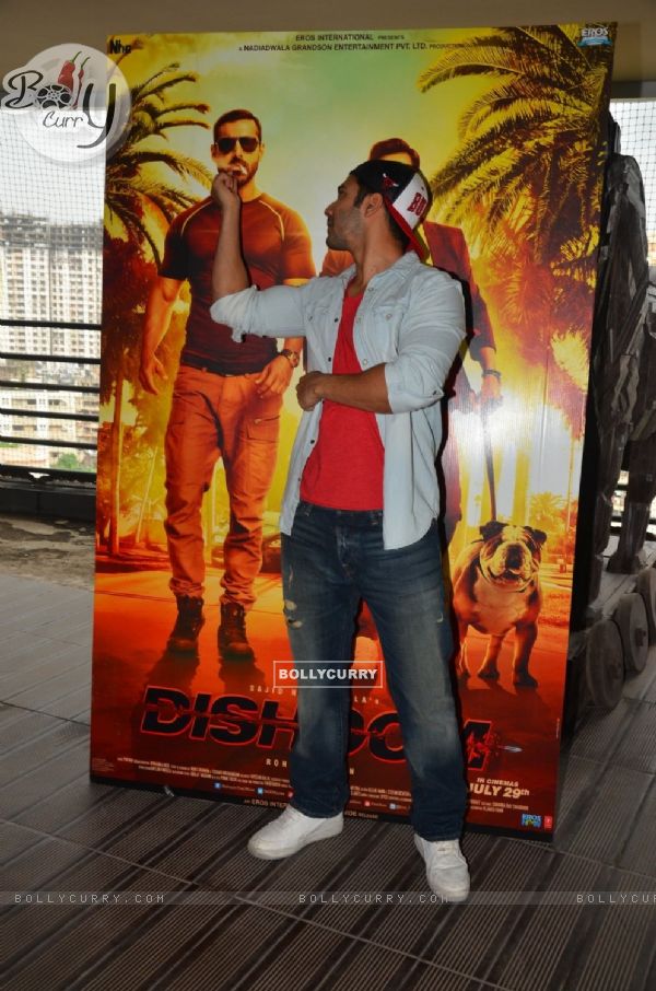 Varun Dhawan at Promotions of Dishoom! (411585)