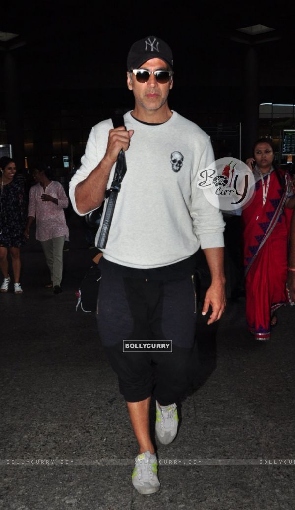 Airport Scenes: Akshay Kumar back from his holiday with wife twinkel & daughter Nitara