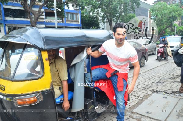 Varun Dhawan's rickshaw ride for Promotion of 'Dishoom' (411690)