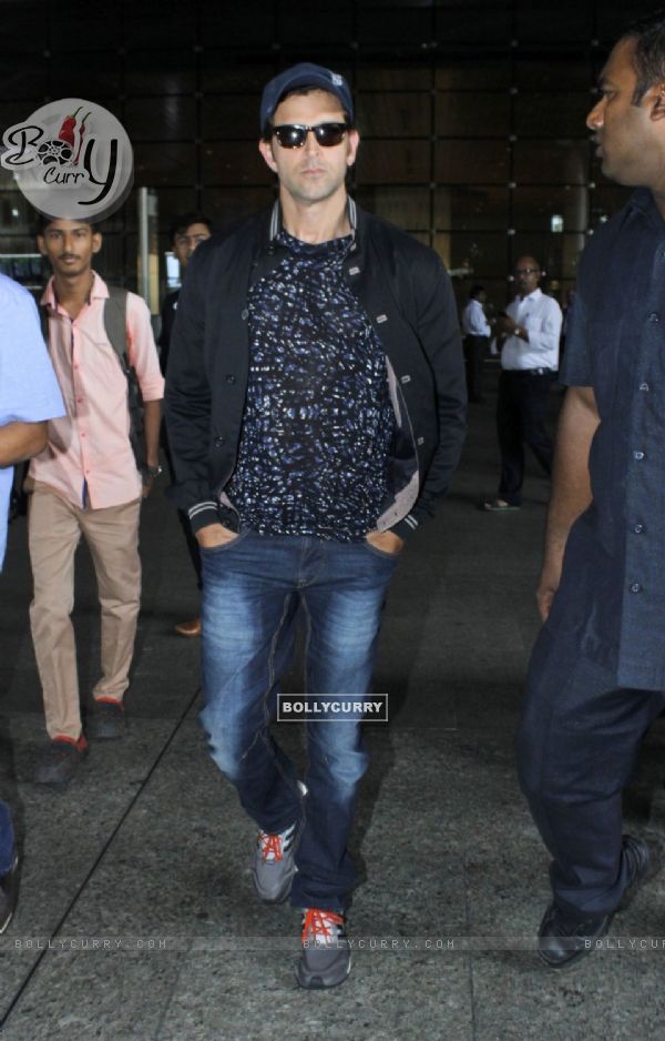 Airport Scenes: Hrithik Roshan looks hot and handsome!