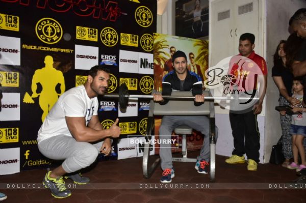 Workout Session with Varun Dhawan and John Abraham! (411718)