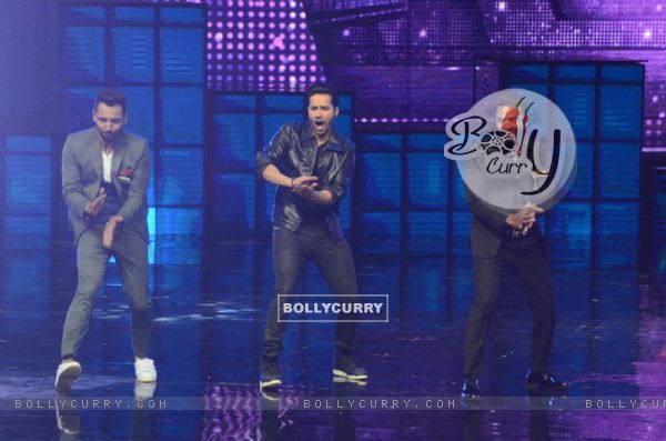 Varun Dhawan performs with Remo Dsouza & Punit Pathak at Promotion of Dishoom on 'Dance + Season 2' (411743)
