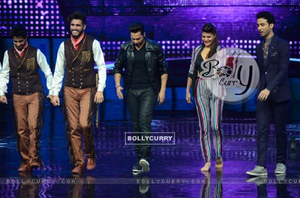 Varun Dhawan and Jacqueline Fernandez with Raghav on Dance Plus for Dishoom! (411744)